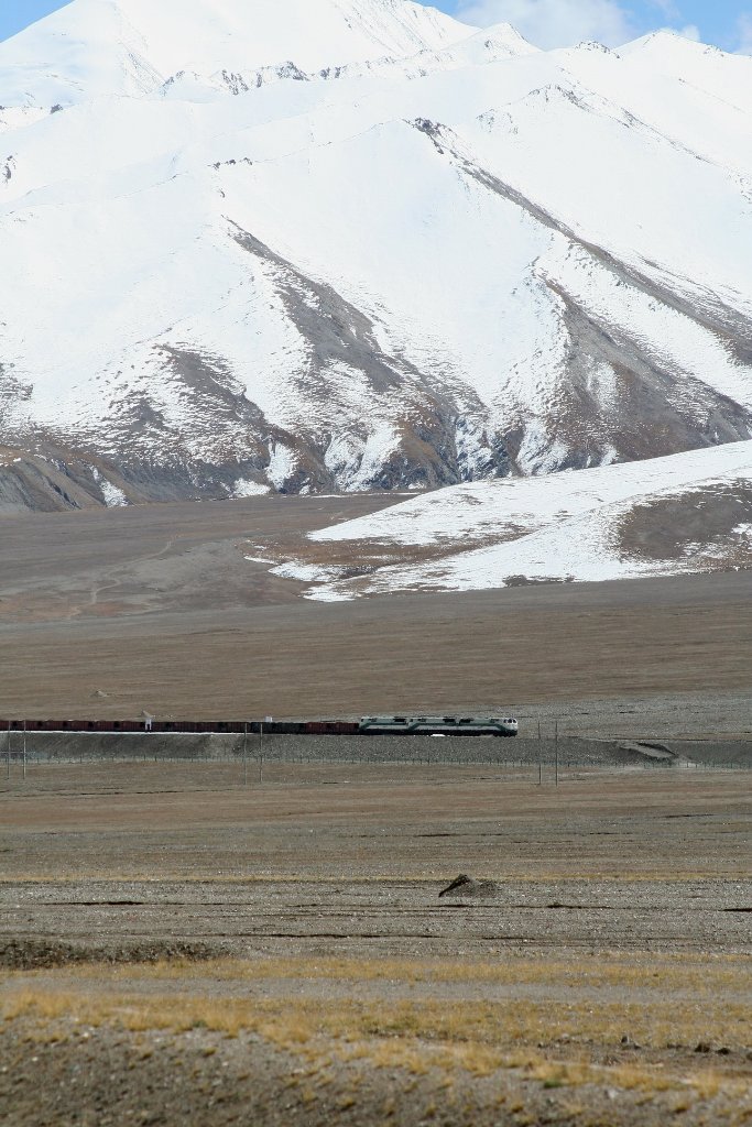 15-The train to Lhasa in front of the Kunlun mountains.jpg - The train to Lhasa in front of the Kunlun mountains